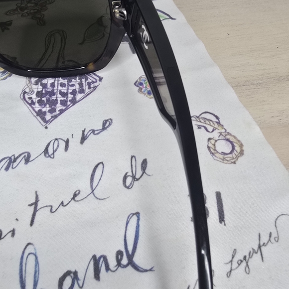 Chanel butterfly sunglasses with clear handles Leather case and cleaning cloth main image 10
